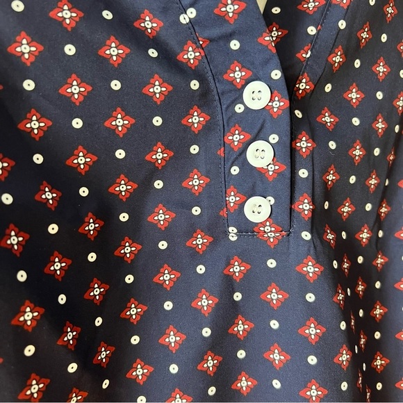 NWOT Navy blue long sleeve top with small patten, vneck, and accent buttons, 4X - Picture 6 of 8